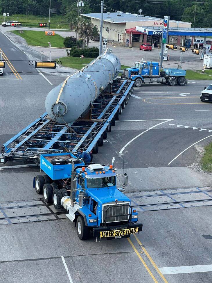 Rafinery tower transported to truck