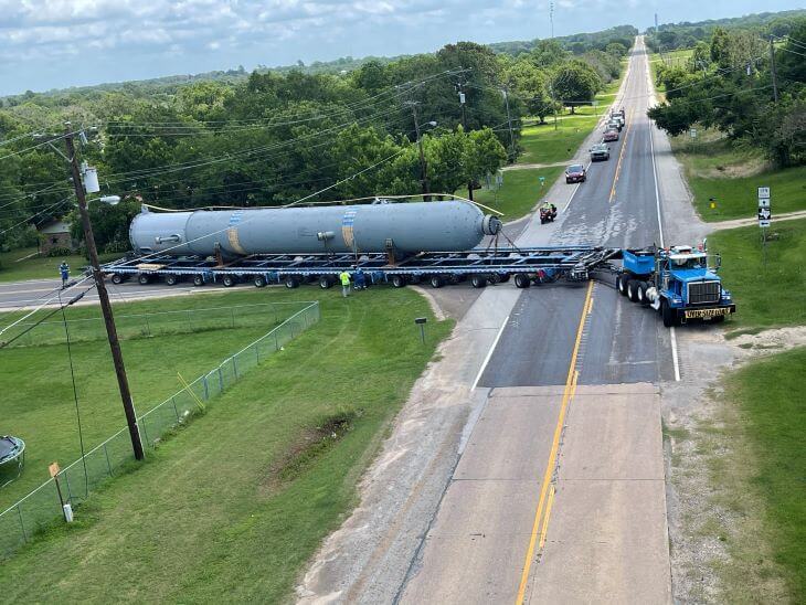 Rafinery tower transported to truck