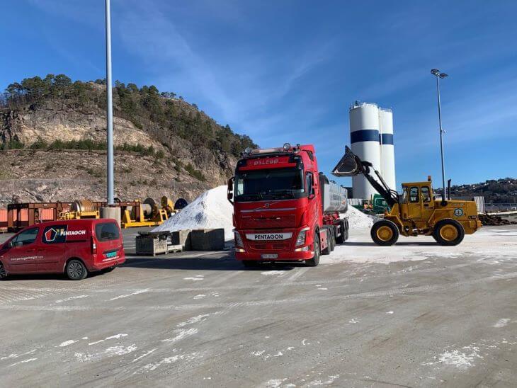 Excavator loads the silica sand onto the truck