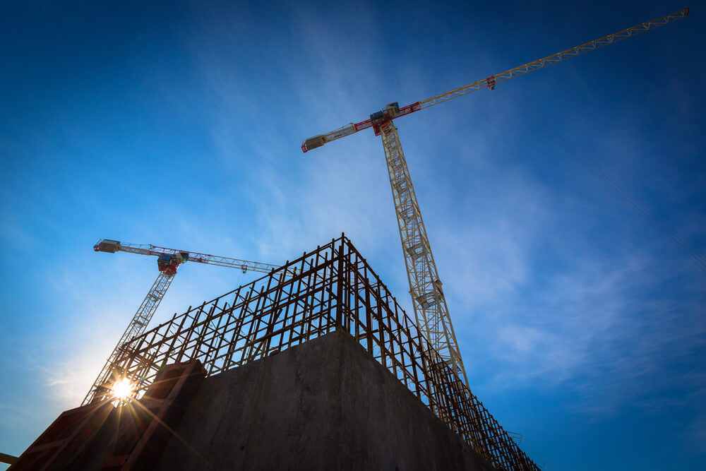 Two large cranes over the steel structure